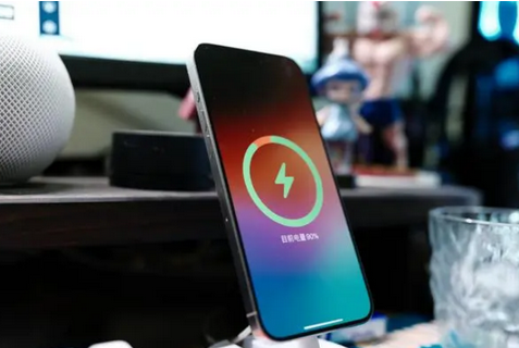 兰溪苹果15换屏服务分享用什么充电器给iPhone15充电更好 
